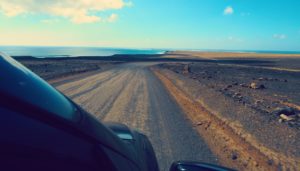 Auto auf Schotterstraße Cofete Fuerteventura