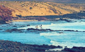 Surfer auf dem Weg in die Wellen Cofete Fuerteventura