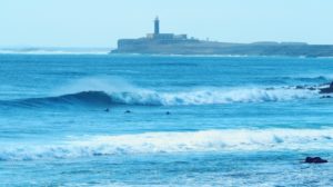 Blick auf Surfer und Leuchtturm in Bucht Cofete Fuerteventura