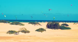 Strand und Kitesurfer im Hintergrund auf Fuerteventura