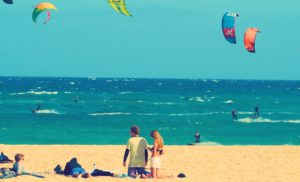 Kitesurfer im Wasser und am Strand Fuerteventura