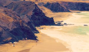 Blick auf La Pared Strand und Surfer Fuerteventura