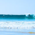 Surfer spielen in Wellen vor Fuerteventura