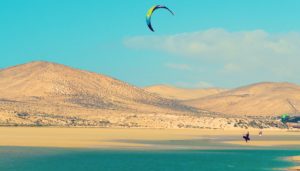 Kitesurfer vor Dünenlandschaft Fuerteventura