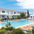 Pool und Liegestühle vor Appartements Vilabranca Algarve