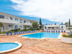 Pool, Sonnenliegen und Appartements Vilabranca Algarve