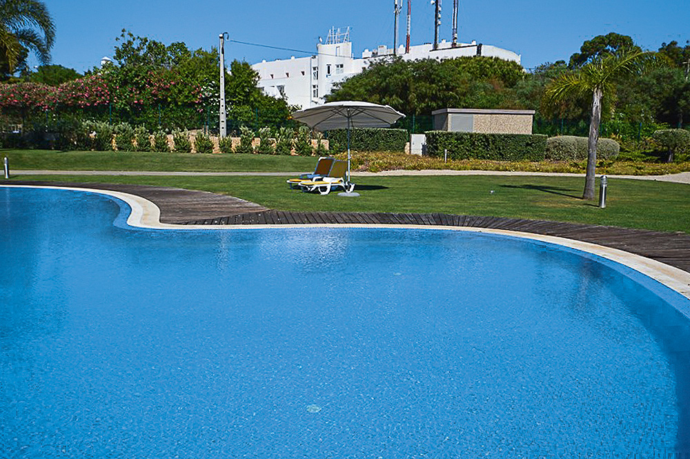 Pool und Liegewiese Villas Mourim Algarve