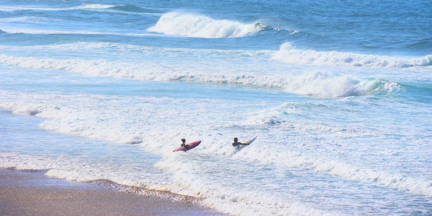 Surfer in Weißwasser Algarve Wellen