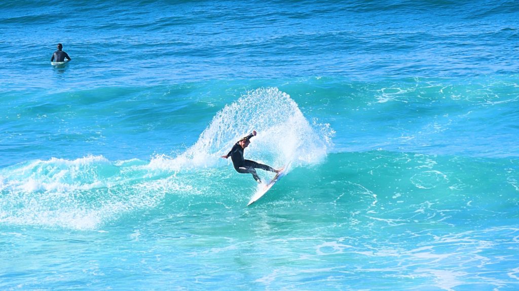 Surfer in Welle am Strand Arrifana Algarve