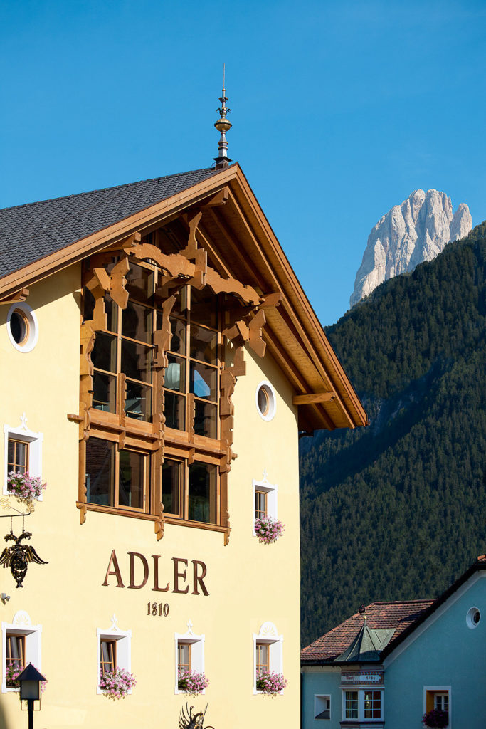 Fassade mit Bergblick Adler Dolomiti Spa & Sport Resort