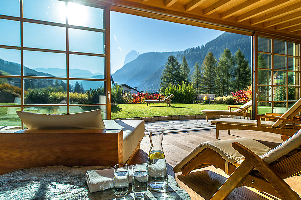 Ruheraum mit Dolomitenblick in Adler Dolomiti Spa & Sport Resort