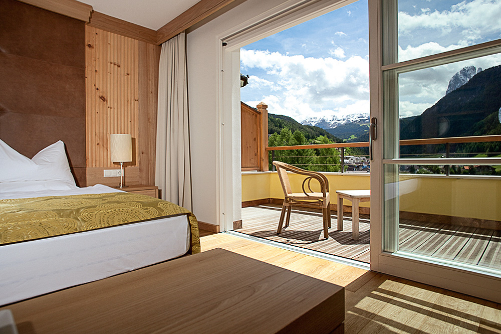 Zimmer und Balkon mit Bergblick im Adler Dolomiti Spa & Sport Resort