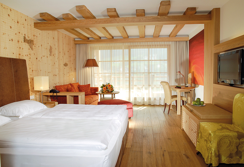 Gemütliches Zimmer im Adler Dolomiti Spa & Sport Resort