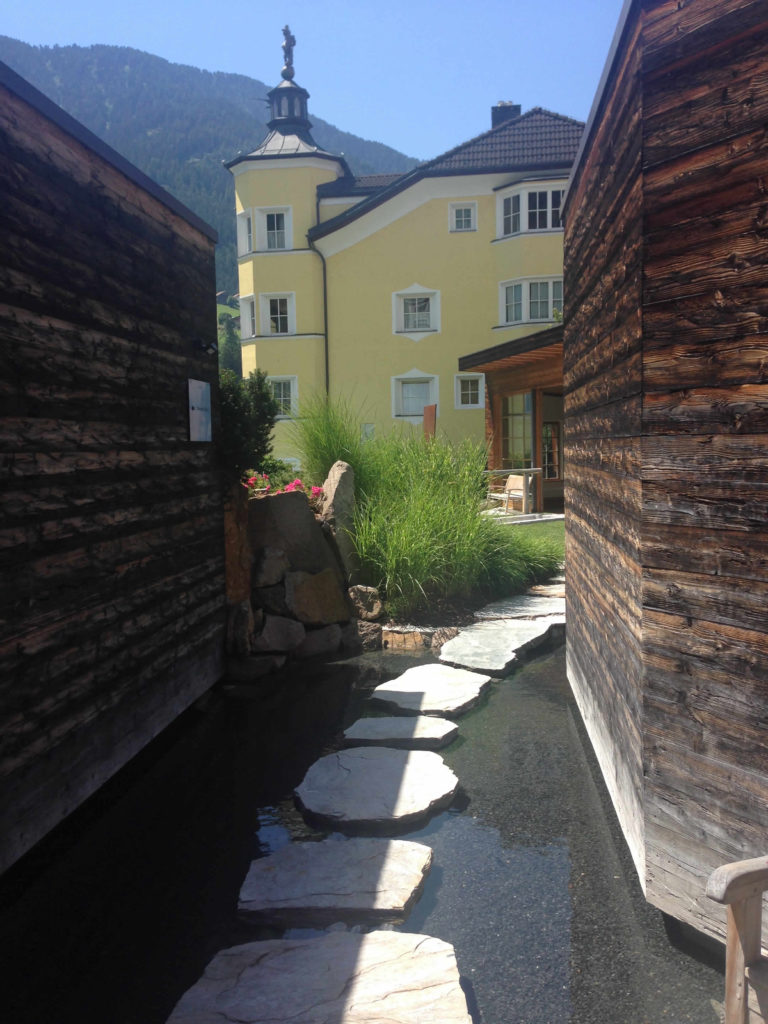 Steinweg im Sauna Außenbereich Adler Dolomiti Spa & Sport Resort