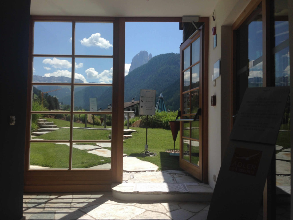 Tür zur Gartenanlage Ruhezone Adler Dolomiti Spa & Sport Resort
