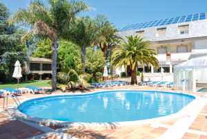 Pool Terrasse und Garten Hotel Bosque Mar