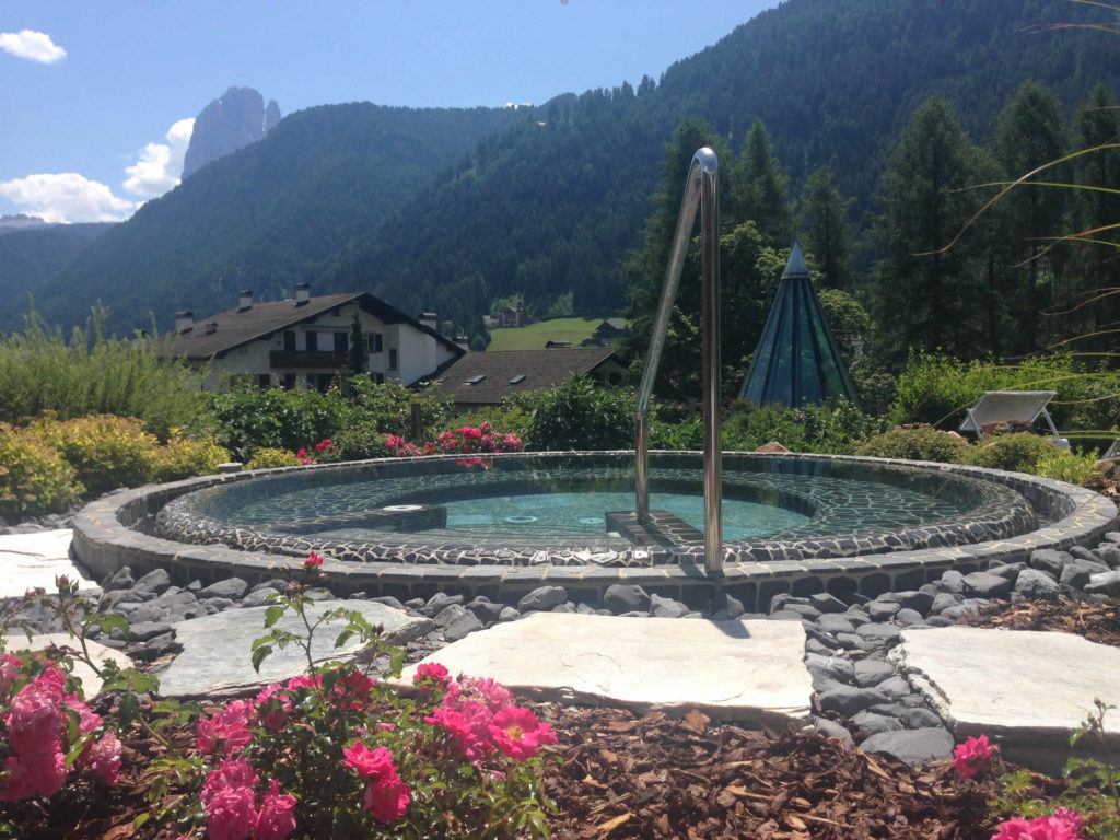 Whirlpool mit Blick in Dolomiten Adler Dolomiti Spa & Sport Resort