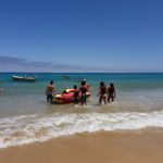 Wellen und Banana Boat am Strand von Porto Santo