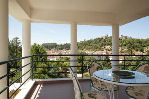 Terrasse mit Burgblick im Hotel dos Templários Tomar