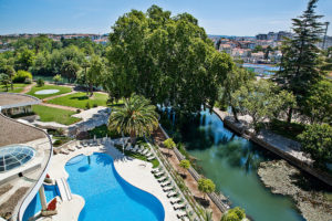 Garten und Pool und Stadtblick Hotel dos Templários Tomar