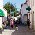 Kleine Gasse mit Geschäften und Apotheke in Vila Baleira