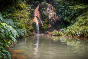 Wasserfall im Wald mit See