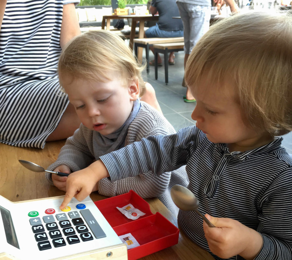 Kinder spielen im Restaurant A Terra