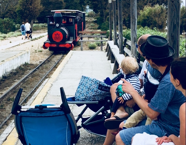 Mit der Bimmelbahn zur Praia do Barril