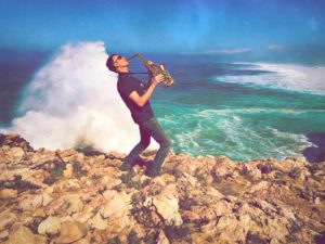 Saxophonspieler am Meer