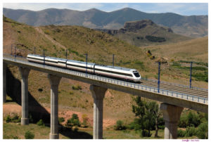 Schnellzug auf Brücke Andalusien