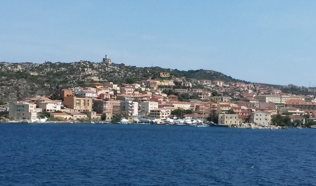 Blick auf La Maddalena Stadt