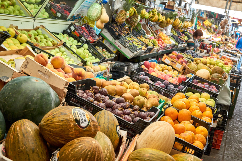 Marktstand mit Obst in Portugal