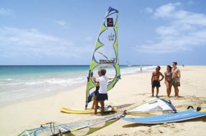 Surfkurs am Strand des Vila do Farol Resort