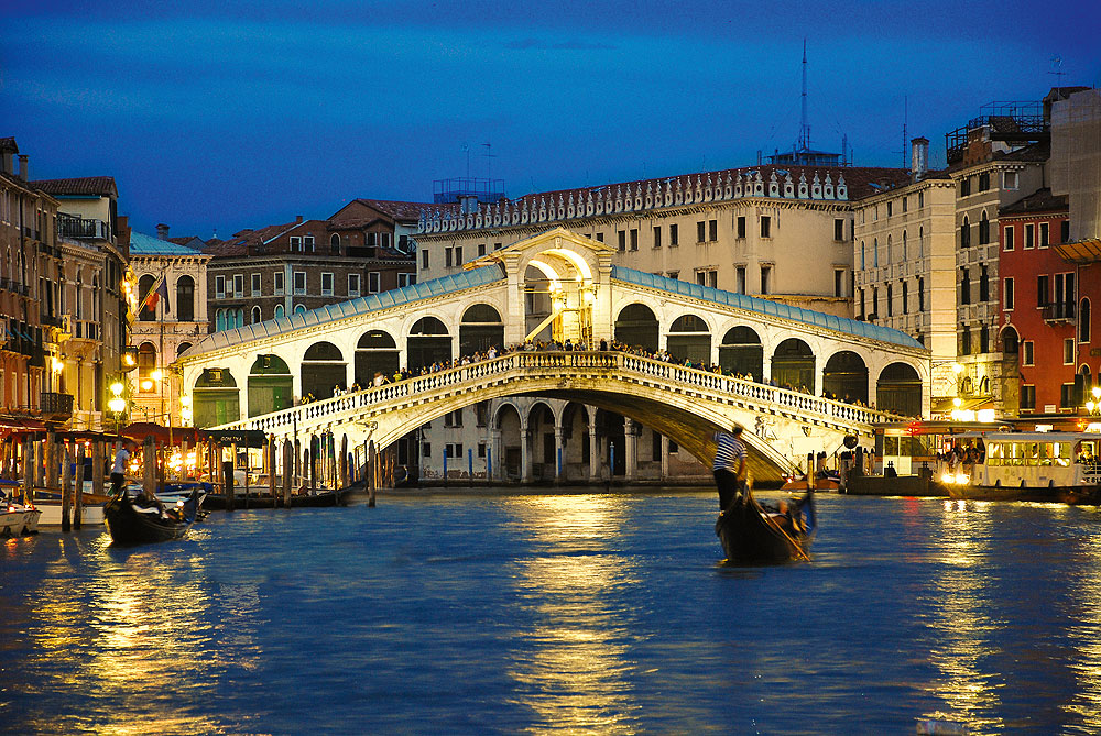 Rialtobrücke Venedig am Abend