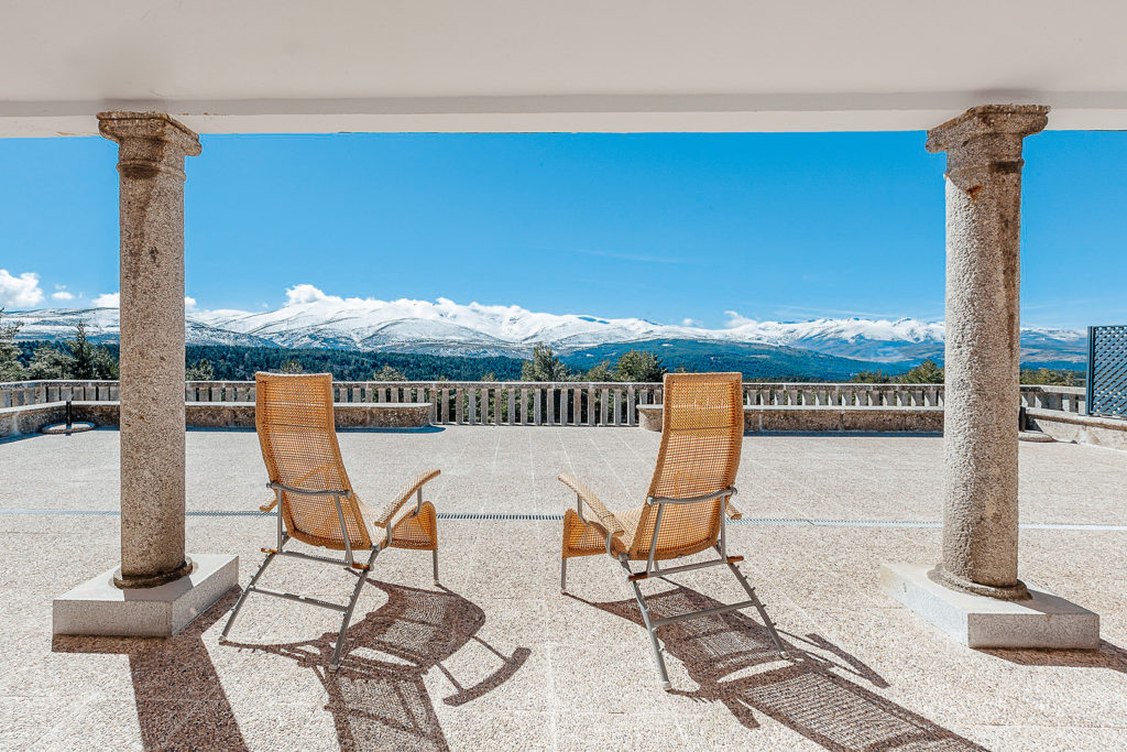 Terrasse mit Aussicht im Parador de Gredos