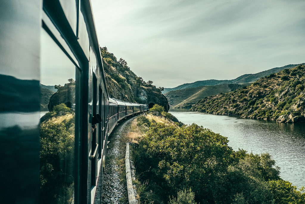 Presidential Train im Dourotal - Aussicht aus dem Zug heraus auf den Fluss und die Umgebung 