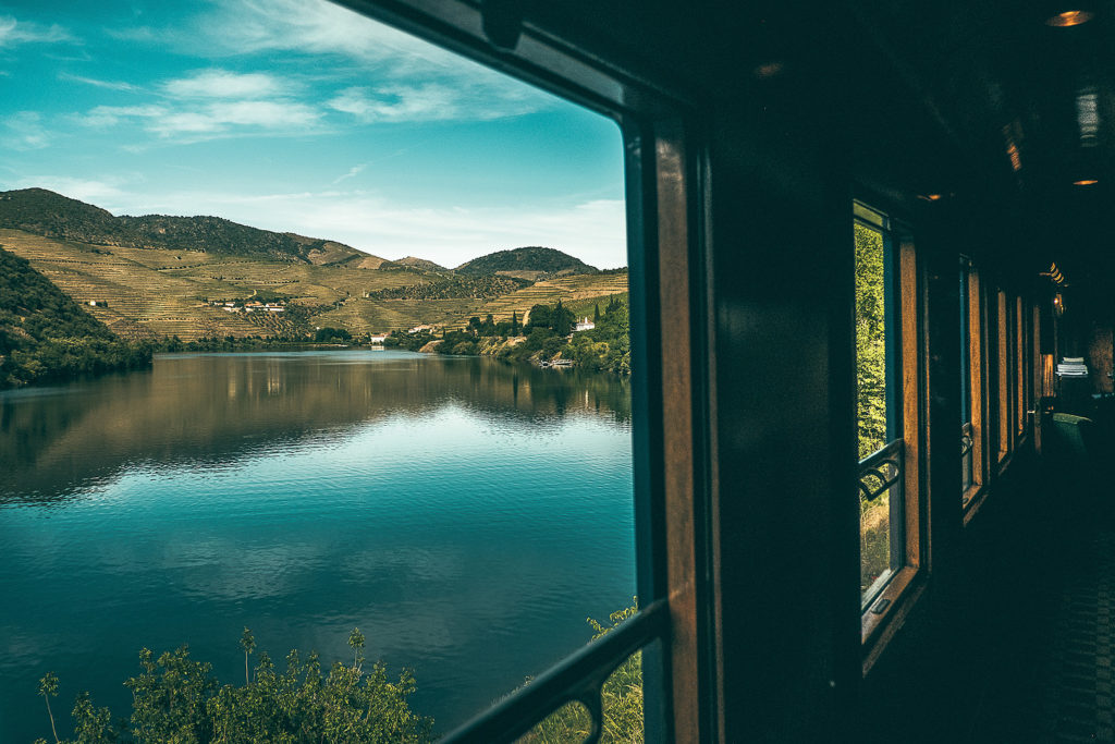 Blick aus dem Zug auf den Fluss