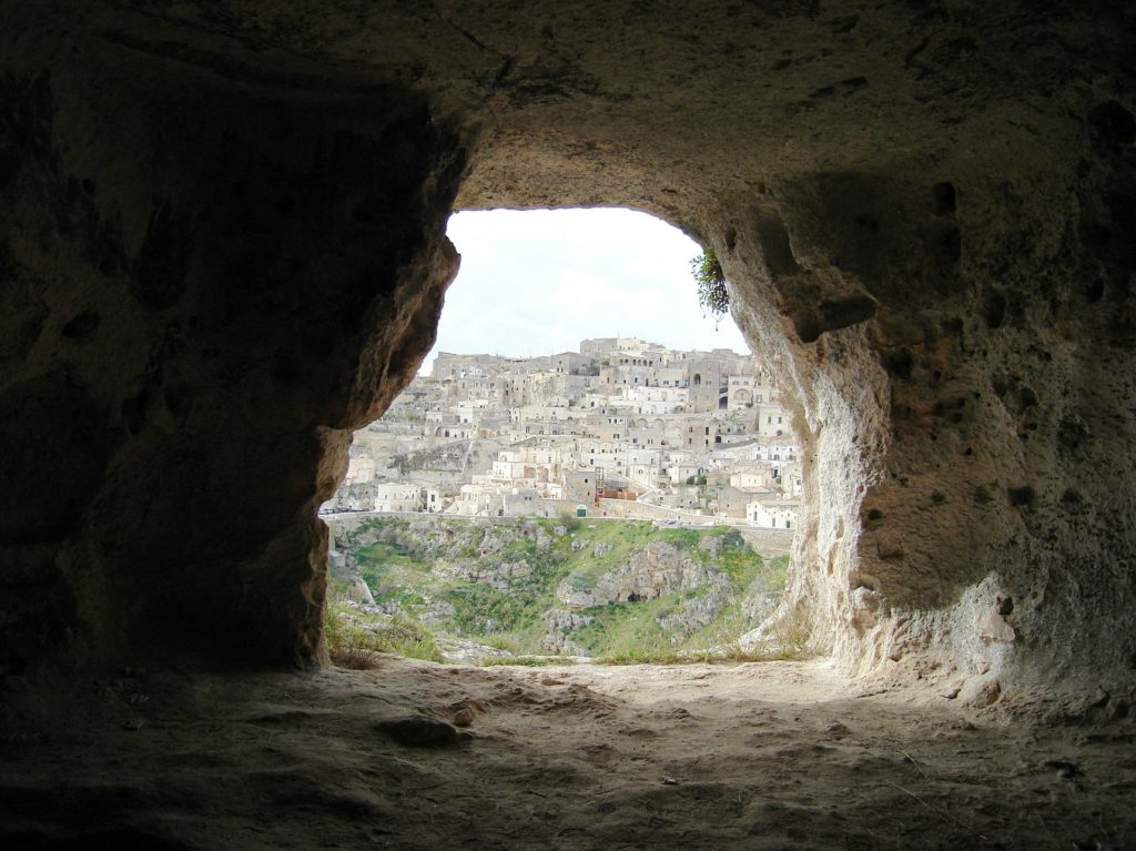 Höhle mit Blick auf Matera