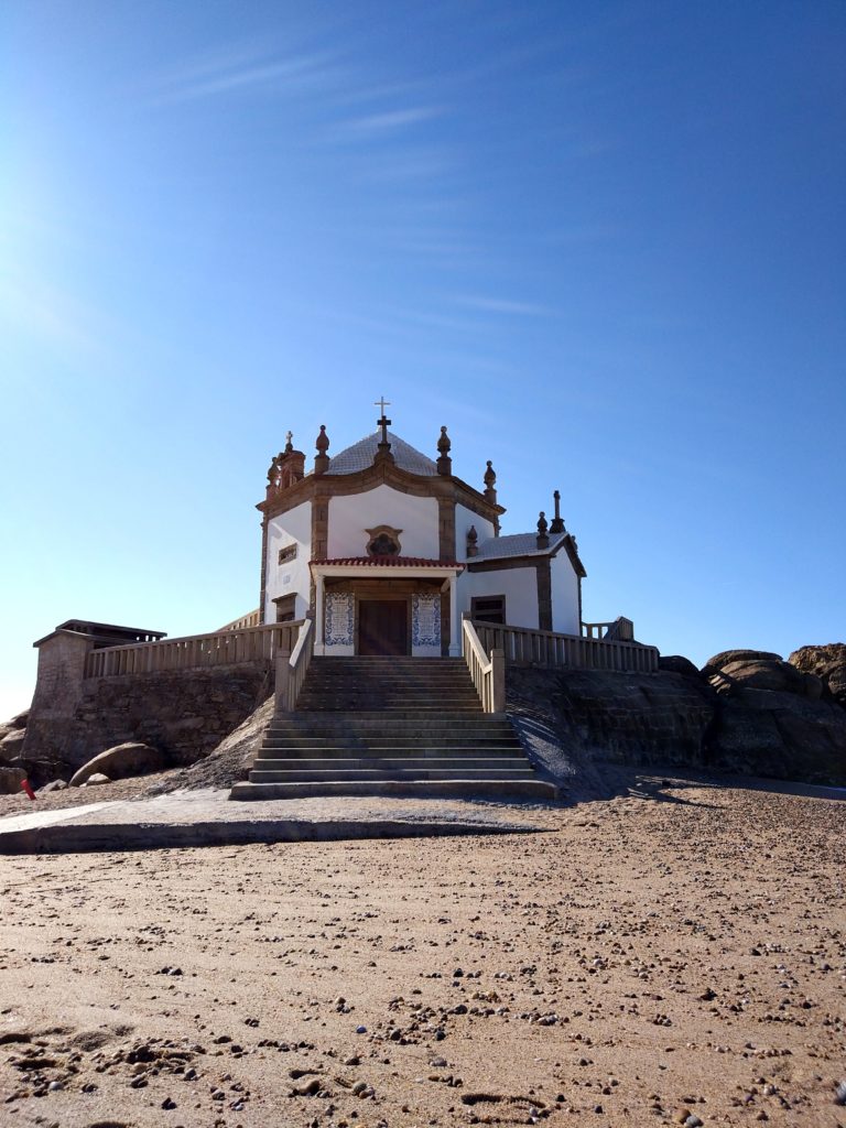 Capela do Senhor da Pedra mit dem Fahrrad