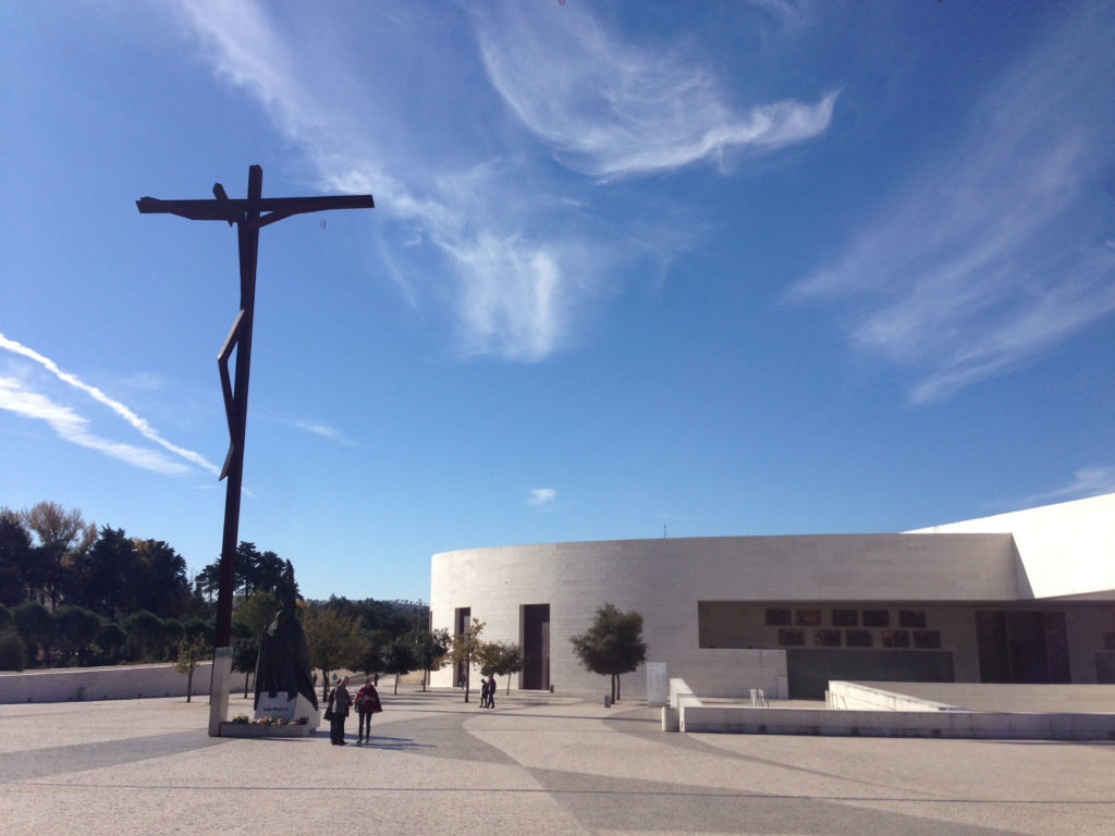 Kreuz und Kirche Fátima