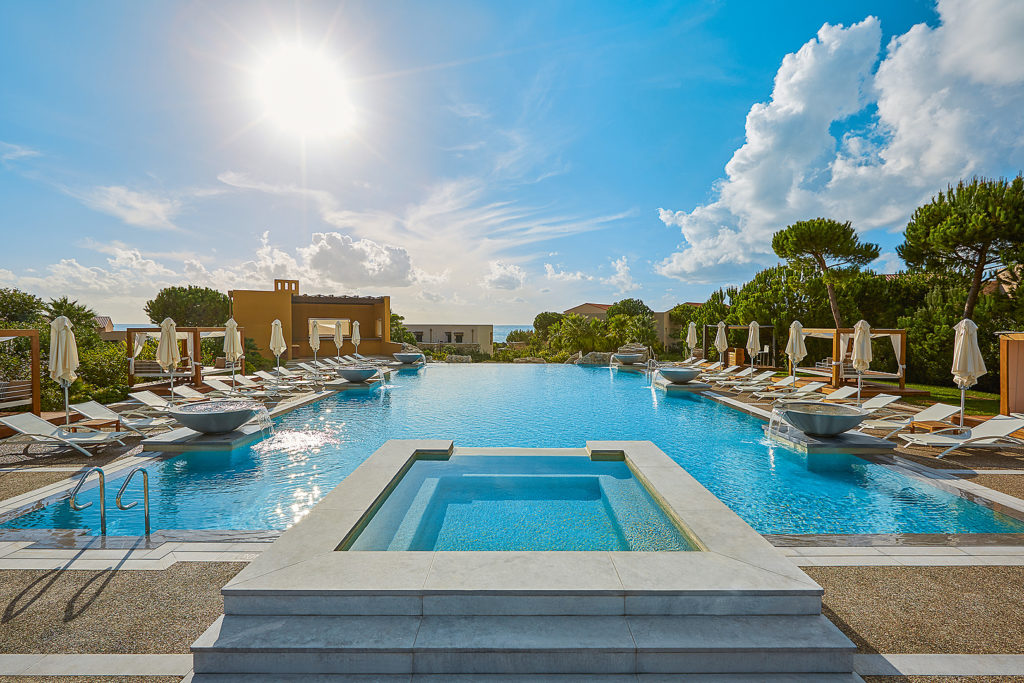 Pool vom The Westin Resort Costa Navarino