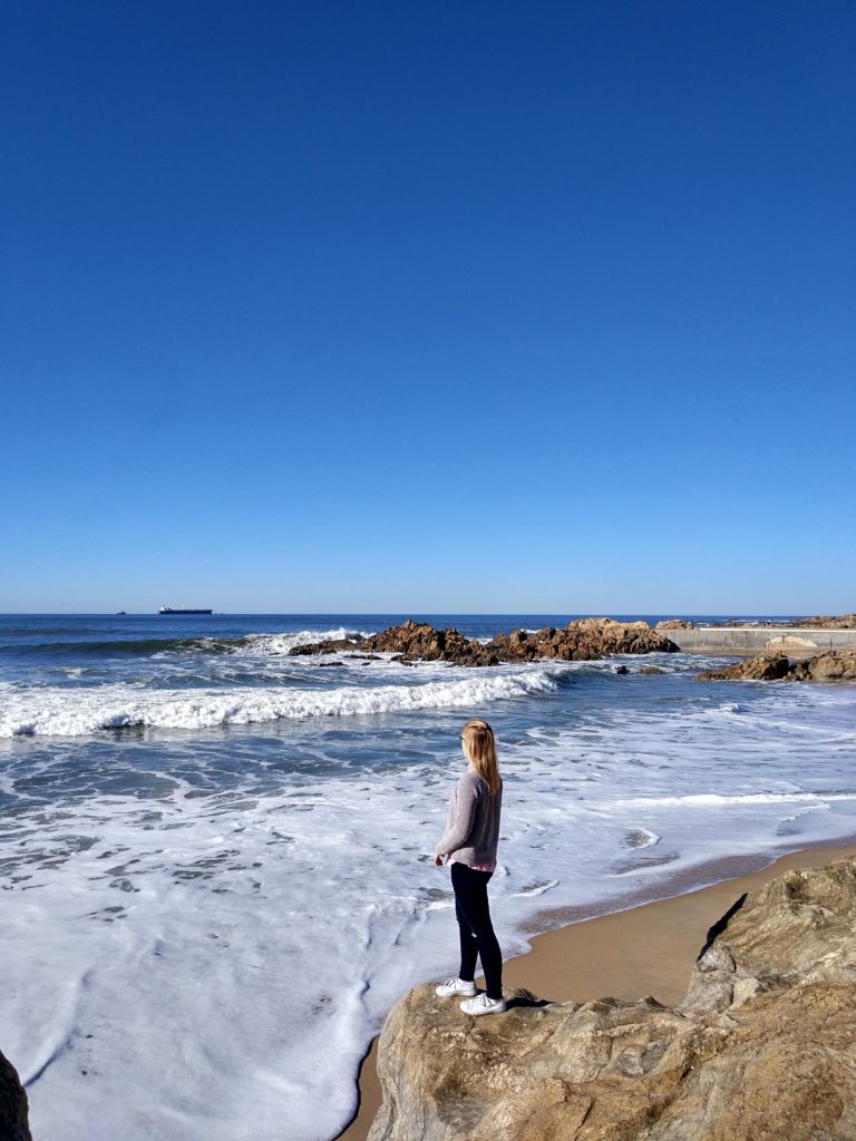 Frau am Strand von Matosinhos