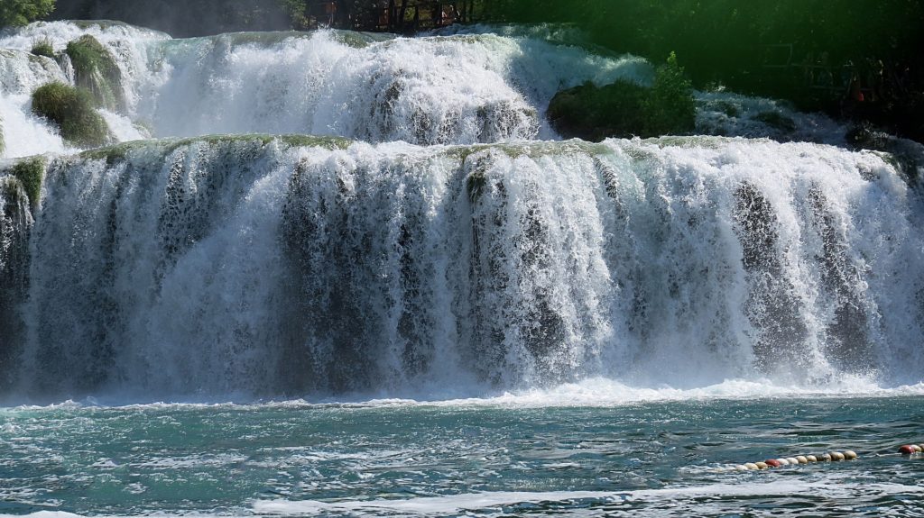 Wasser stürzt in die Tiefe 