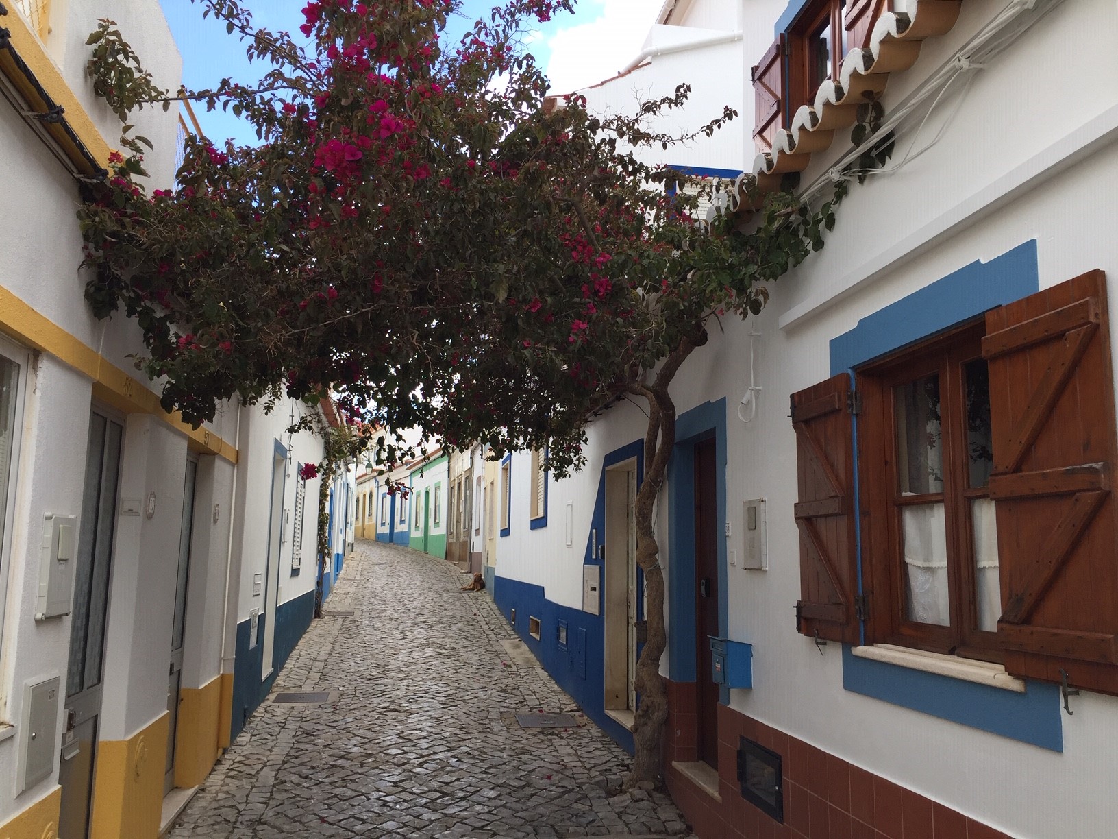 Gasse in Ferragudo, eine Sehenswürdigkeit der Algarve