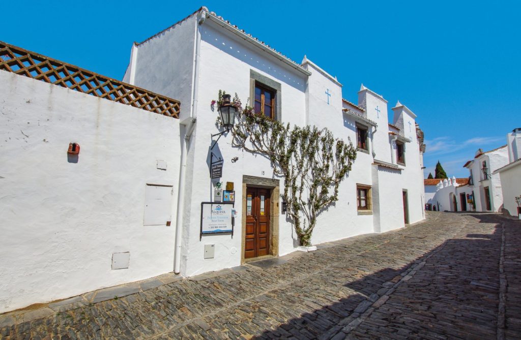 Monsaraz Alentejo - Häuser mit weiß gekälkten Wänden