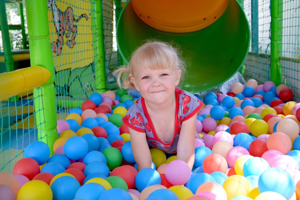 Mädchen im Bällebad Spielplatz