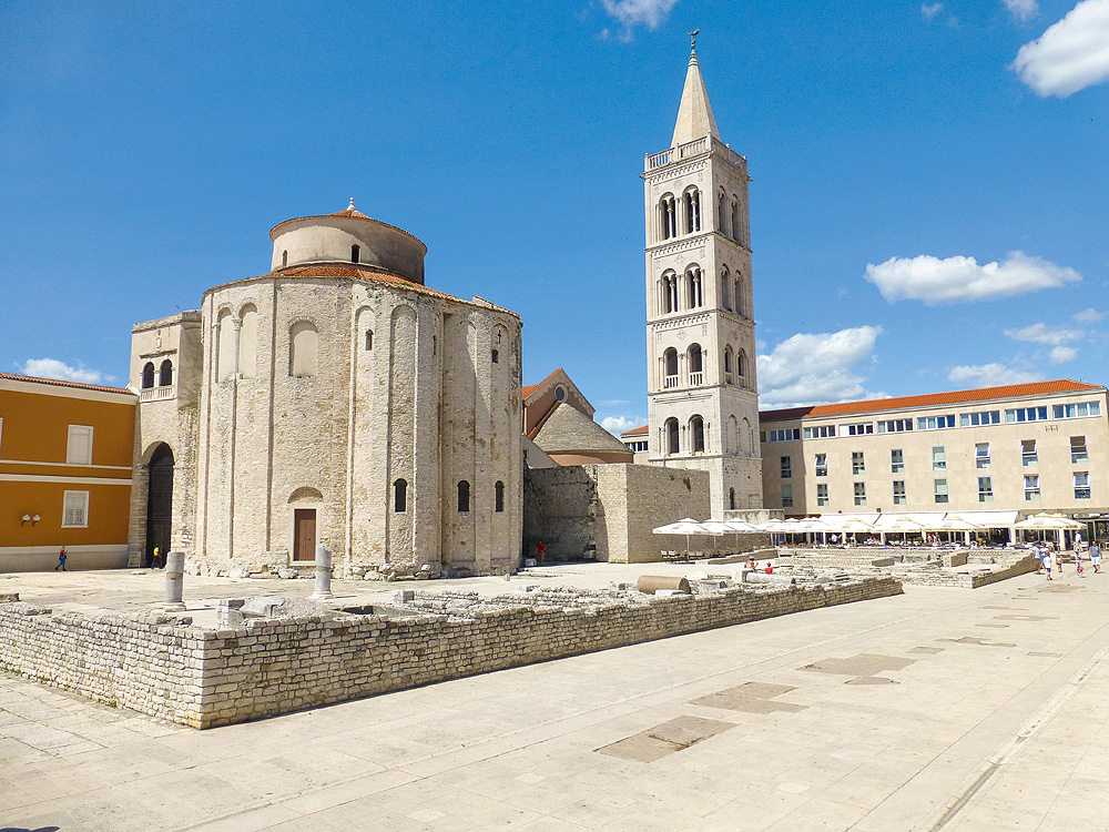 Römische Überreste und Kirche in Zadar