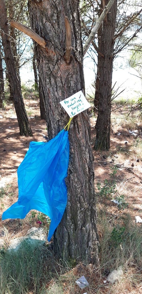 Müllbeutel mit Hinweisschild