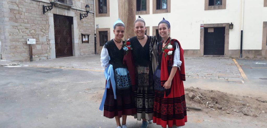 Folklore Tänzerinnen in Asturien