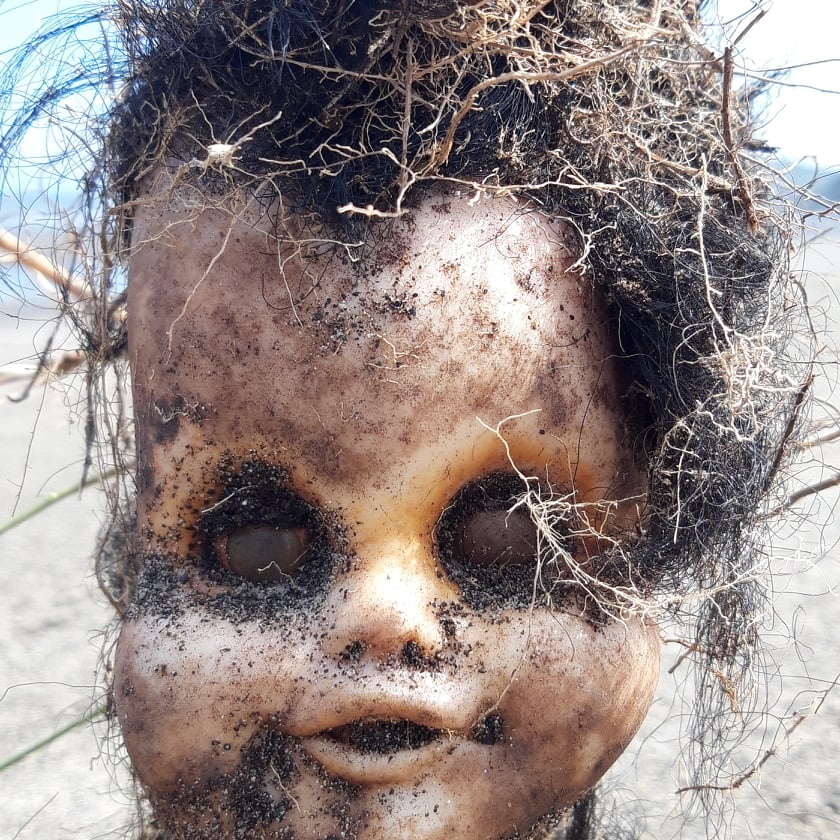 Puppenkopf am Strand